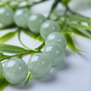 natural-jadeite-light-green-13mm-bead-bracelet-close-up