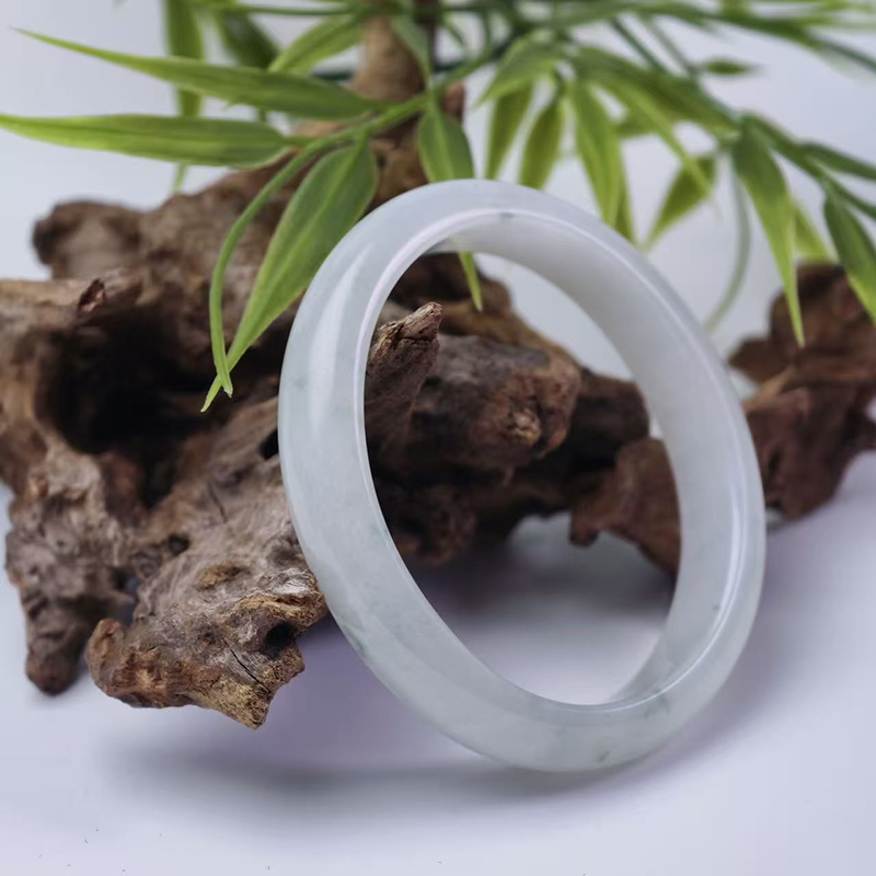 Jade & Crystal Jewelry: Why They Are Loved in the US, Europe, and Saudi Arabia Jade & Crystal Jewelry: Why They Are Loved in the US, Europe, and Saudi Arabia