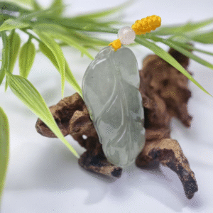 natural-jadeite-ice-leaf-pendant-light-green-side